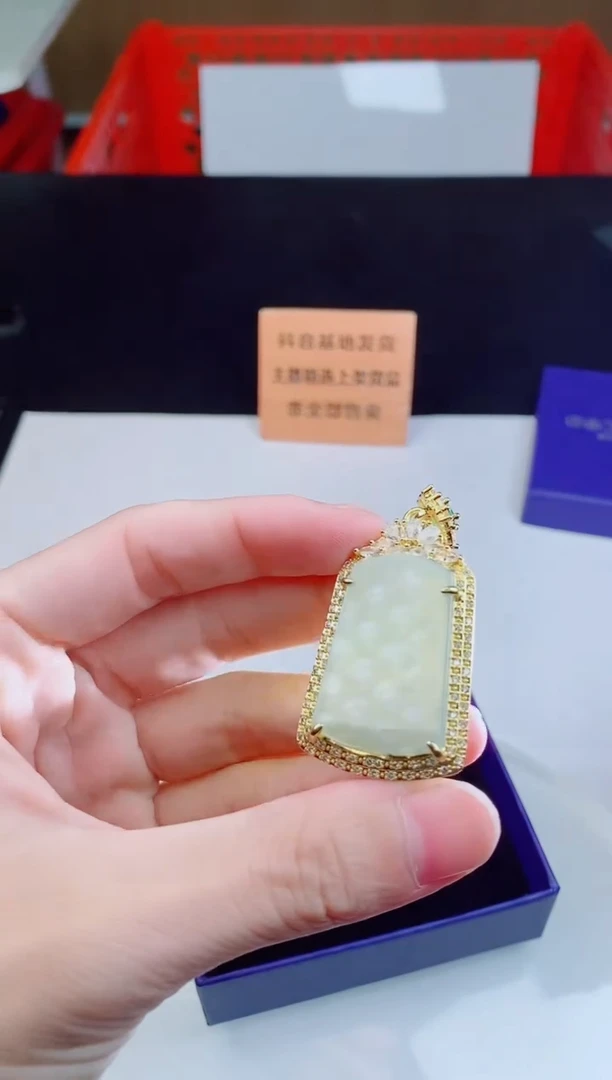 颈饰未镶嵌翡翠   ·