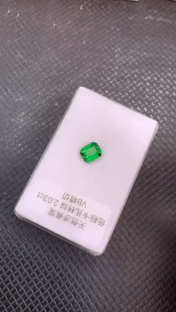 未镶嵌裸石石榴石（沙弗莱）天然沙弗莱