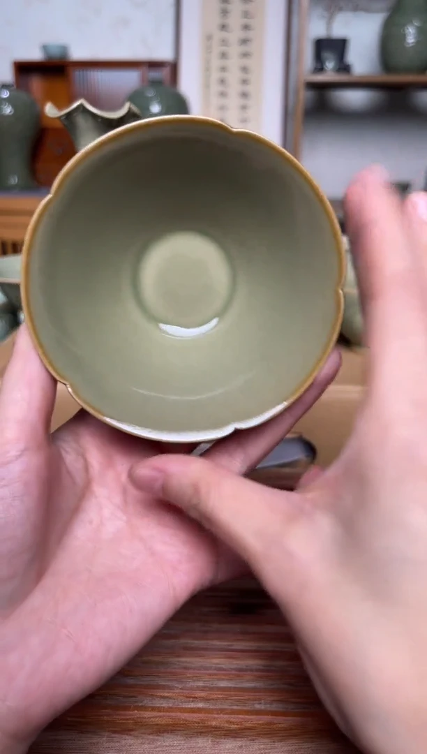 瓷器纯手工橄榄绿素面薄胎斗笠盏  微瑕