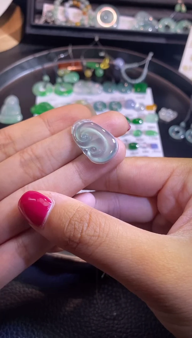 翡翠挂件未镶嵌如意