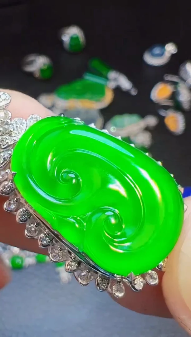 颈饰18K金镶嵌翡翠一**武翡翠