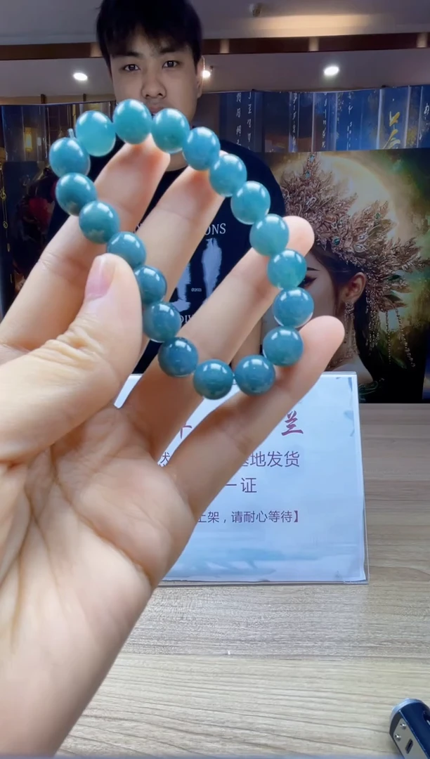 翡翠未镶嵌颈饰      *1