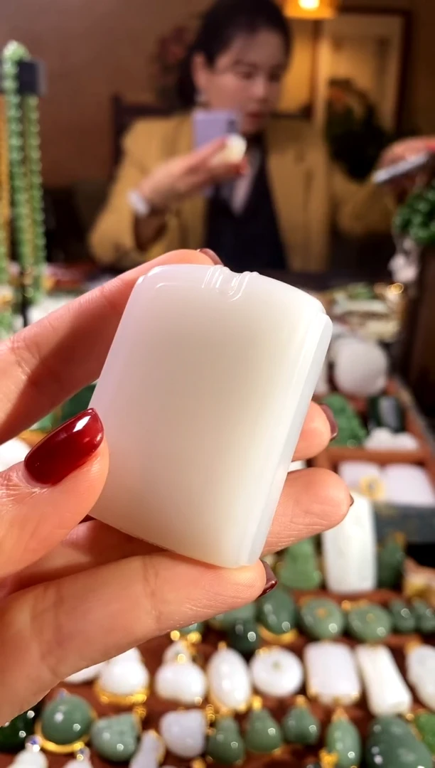 吊坠(赠链)未镶嵌和田玉.