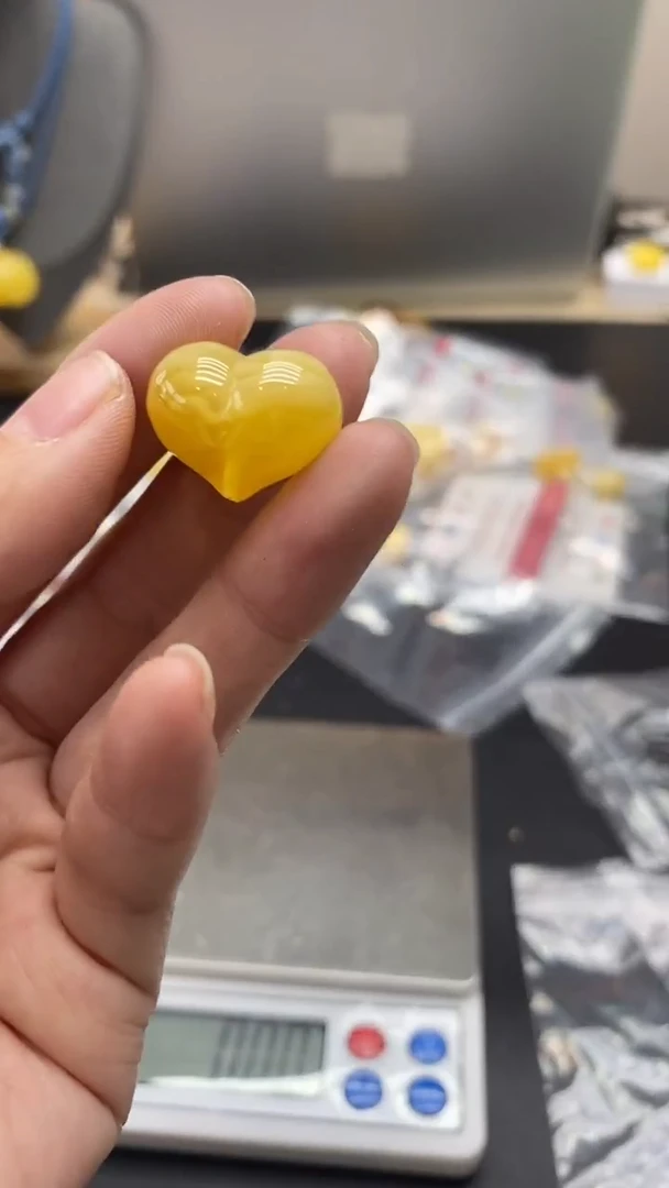 琥珀未镶嵌珠宝奇石240