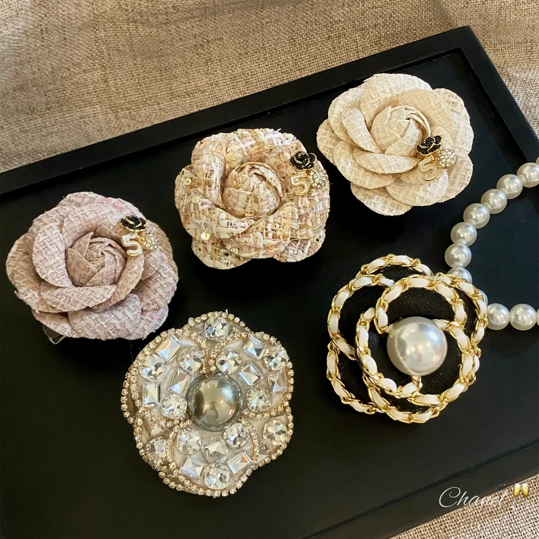 铜布艺胸针 赫本风小香风山茶花胸针女轻奢高档别针胸花大衣配饰