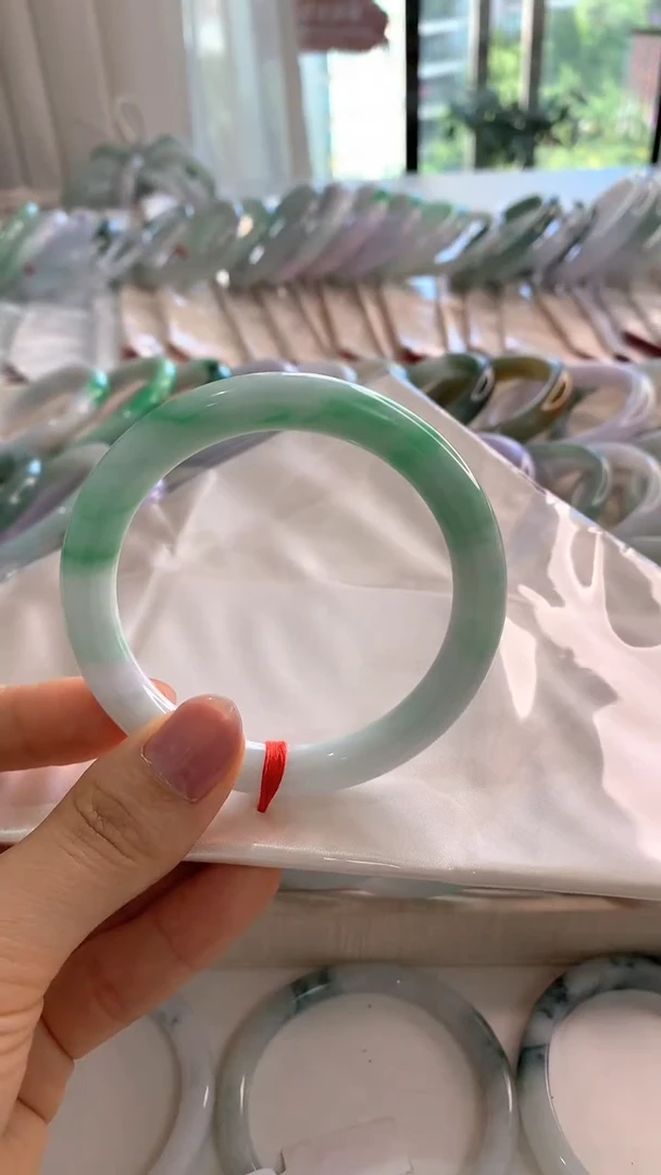 未镶嵌手镯翡翠58圆条白底青