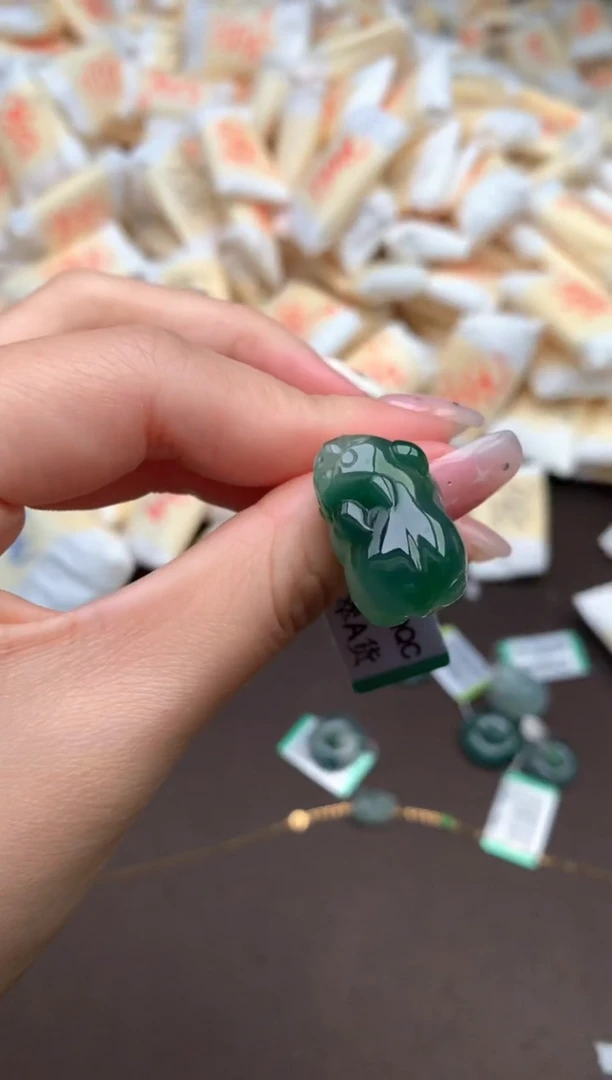 【闪购商品】翡翠挂件未镶嵌 —