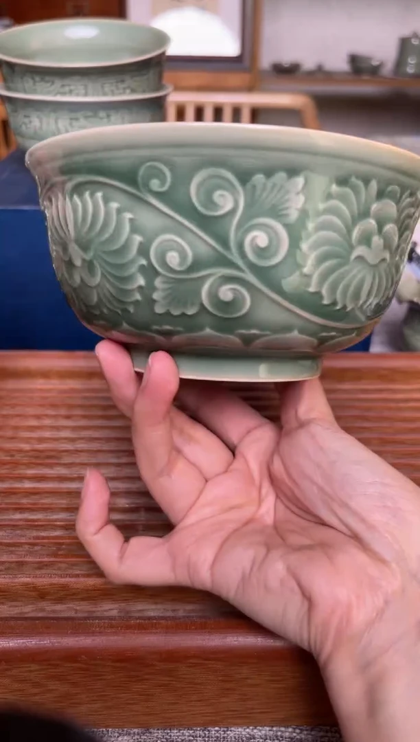 瓷器青瓷5.5英寸缠枝牡丹纹碗 微瑕