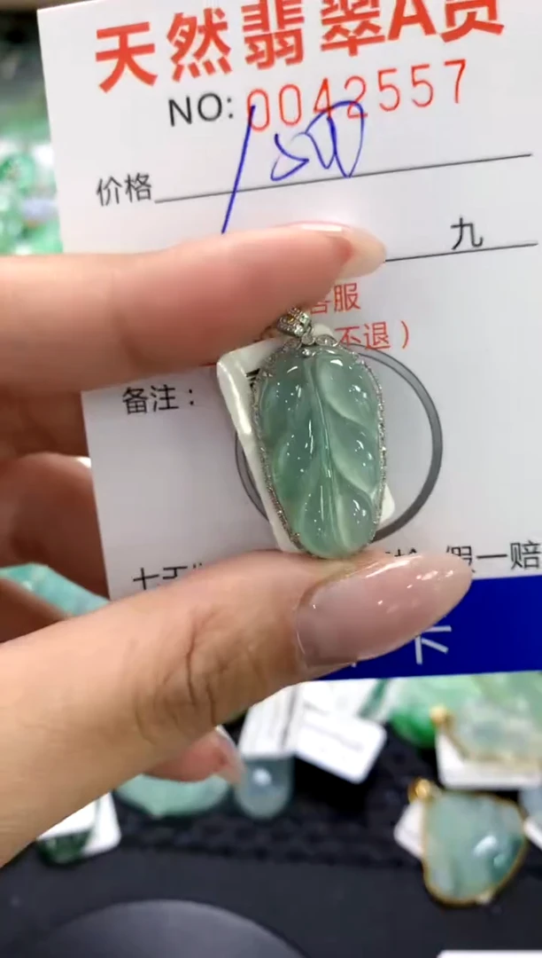 翡翠18K金镶嵌颈饰1111111111111111