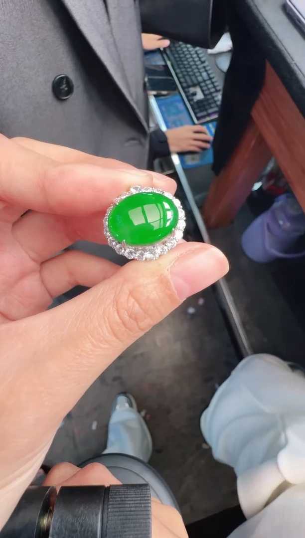 未镶嵌定制翡翠A货有轻微色差属于正常现象，戒指1