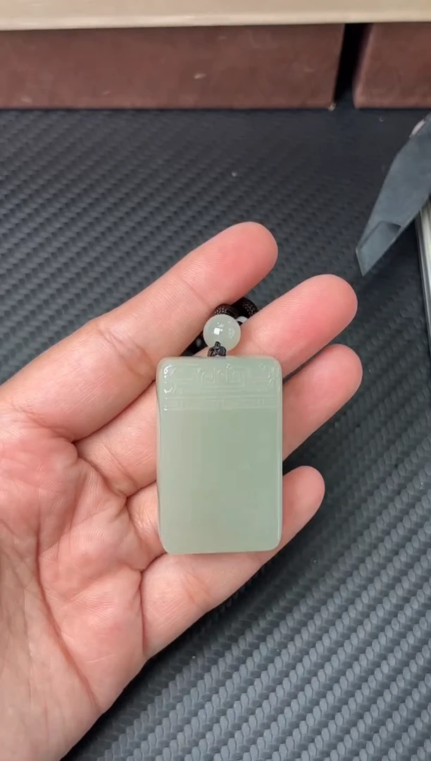 吊坠(赠链)未镶嵌和田玉且末微色差近矿吊坠