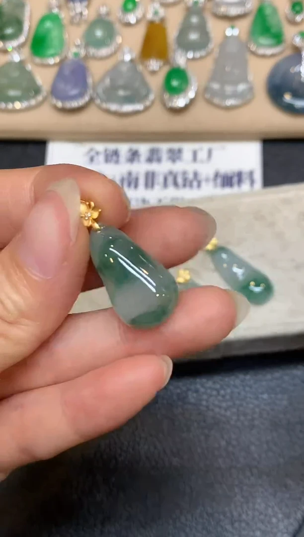 颈饰18K金镶嵌翡翠福瓜【无服务费