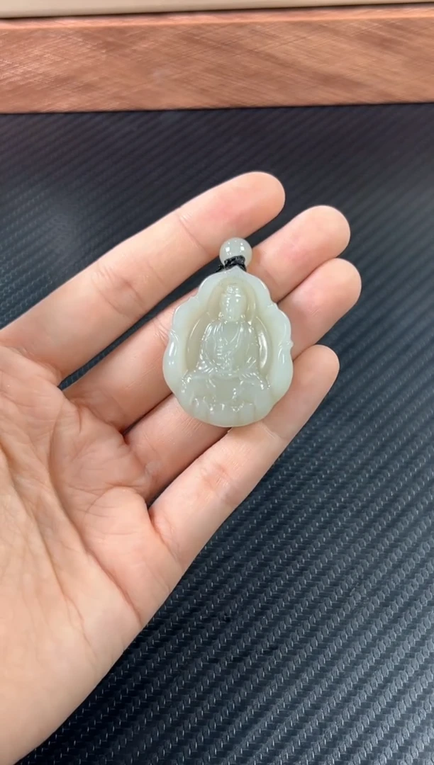 颈饰未镶嵌和田玉（糖玉）且末微色差近矿