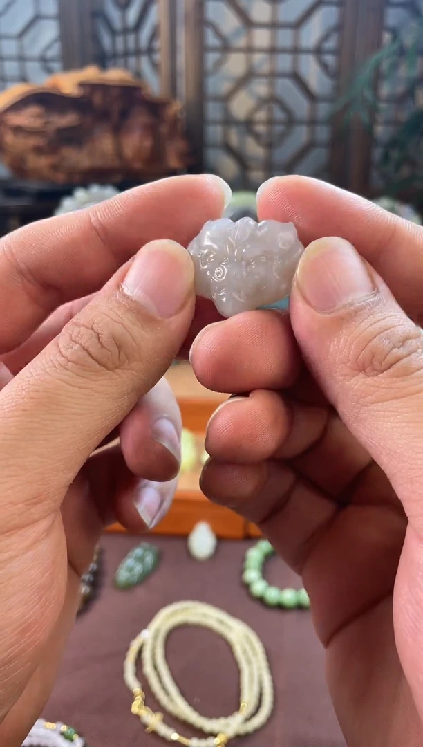 颈饰未镶嵌和田玉和田玉兽面守护吊坠带证书