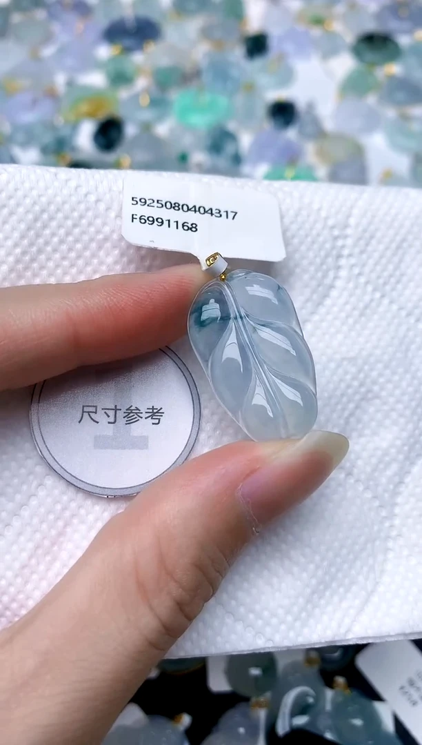 颈饰18K金镶嵌翡翠天然A货翡翠