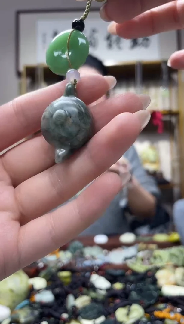 未镶嵌岫玉吊坠.