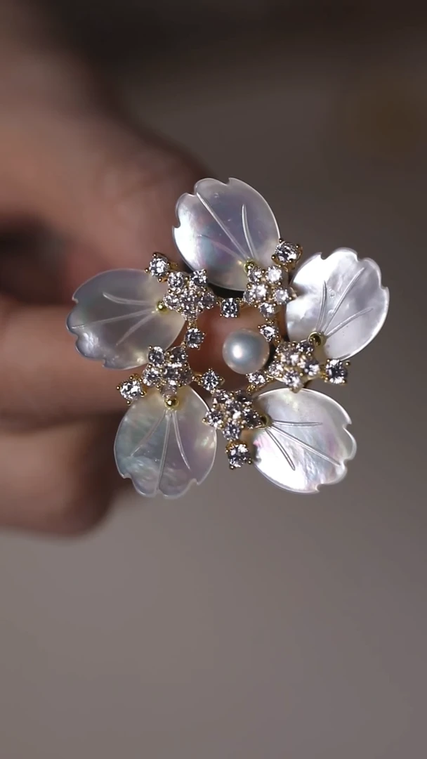 合金胸饰淡水珍珠胸花