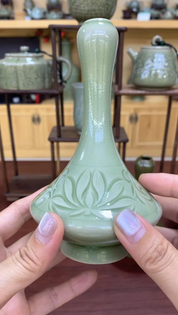 瓷片s***y091509 手工刻花莲纹蒜头瓶 花器 微瑕处理