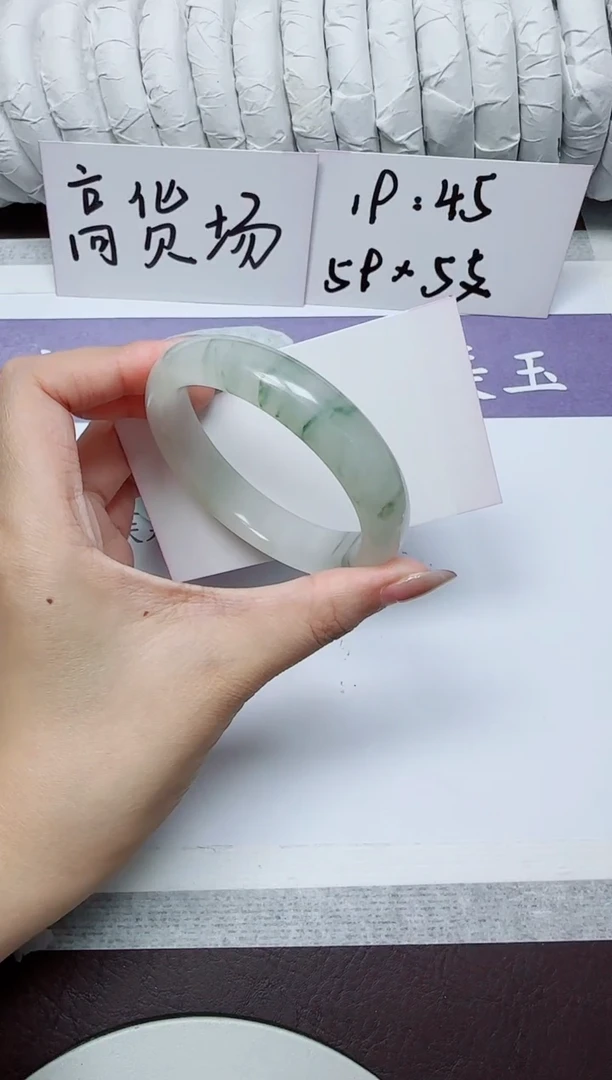 未镶嵌手镯石英质玉68/52.2