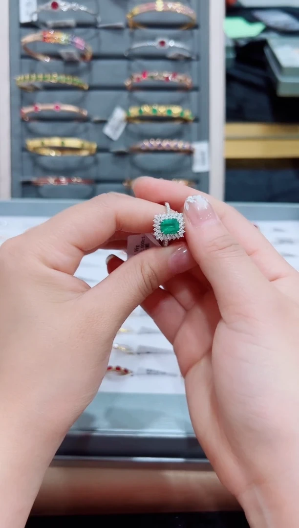 【闪购商品】祖母绿戒指18K金镶嵌·