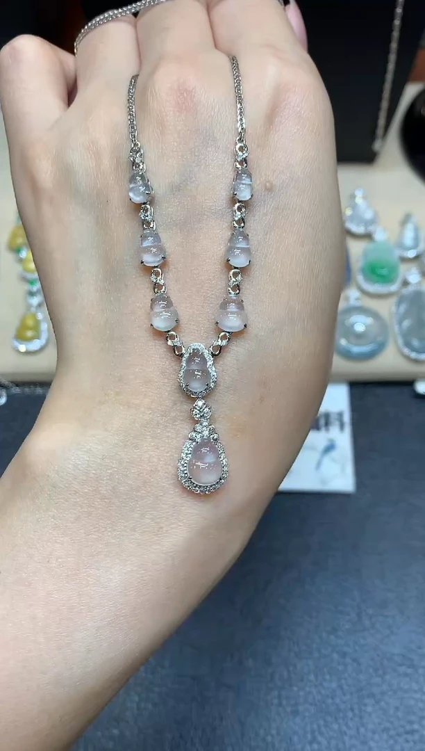 颈饰18K金镶嵌翡翠【无服务费