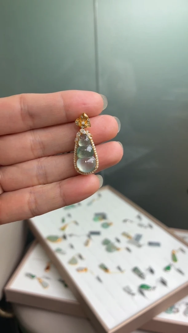 颈饰18K金镶嵌翡翠天然翡翠A货