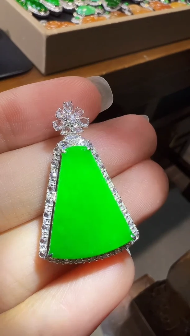 吊坠(不含链)18K金镶嵌翡翠阳绿无事牌