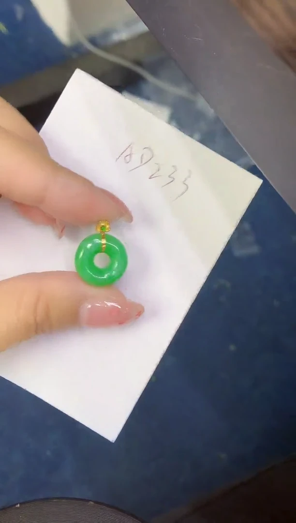 翡翠18K金镶嵌颈饰缅甸天然翡翠A货