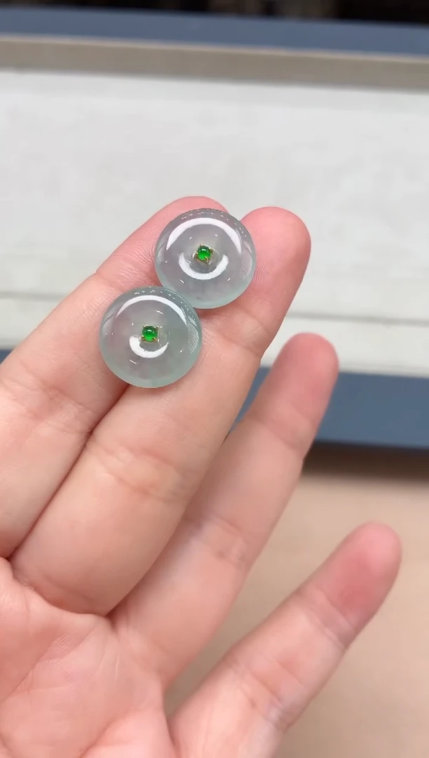 颈饰18K金镶嵌翡翠耳钉