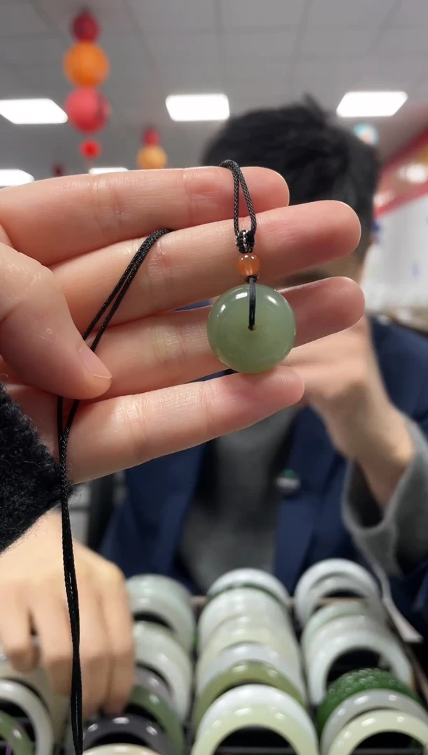 颈饰未镶嵌和田玉沙枣青平安扣吊坠一件20mm