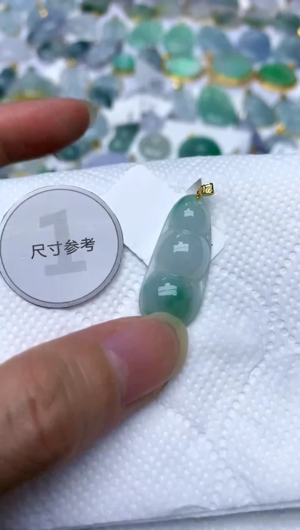 颈饰18K金镶嵌翡翠天然A货翡翠