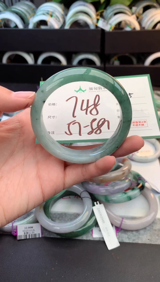 未镶嵌定制翡翠毛货需精细抛光+多人