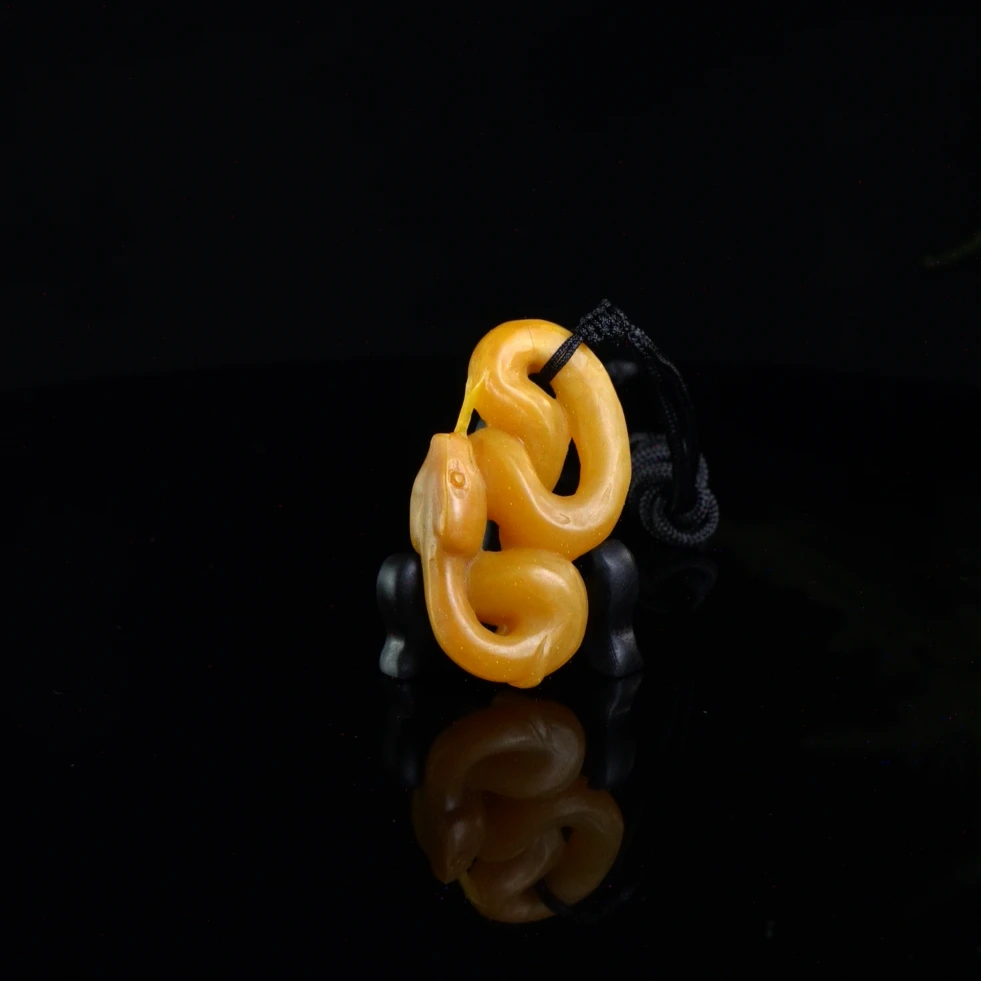Lot.35.北部田黄灵蛇献瑞挂件19克5.2x3x1.6cm
