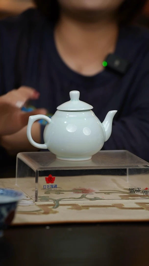 1个正价影青带盖飘逸壶(套)