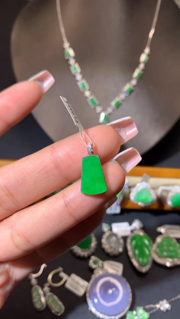 【闪购商品】翡翠吊坠(不含链)18K金镶嵌吊坠