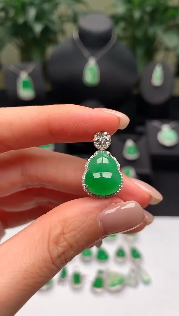 翡翠18K金镶嵌颈饰葫芦