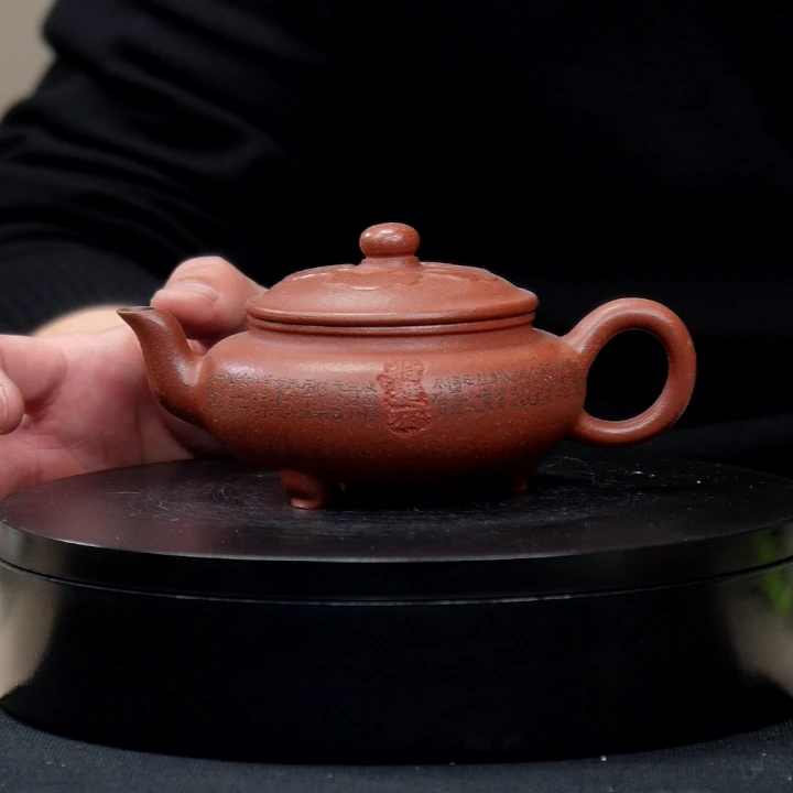 【一品紫砂甄选】刻绘金降坡三足手工紫砂壶