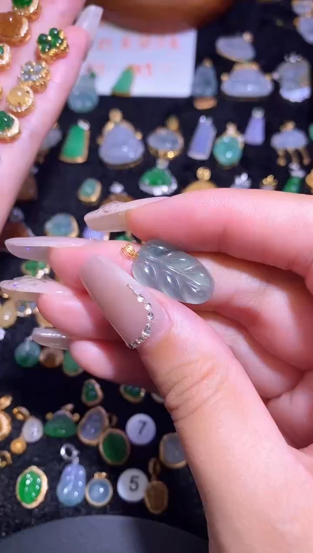 颈饰18K金镶嵌翡翠天然a货翡翠