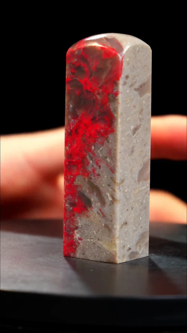 昌化石牛角冻鸡血石
