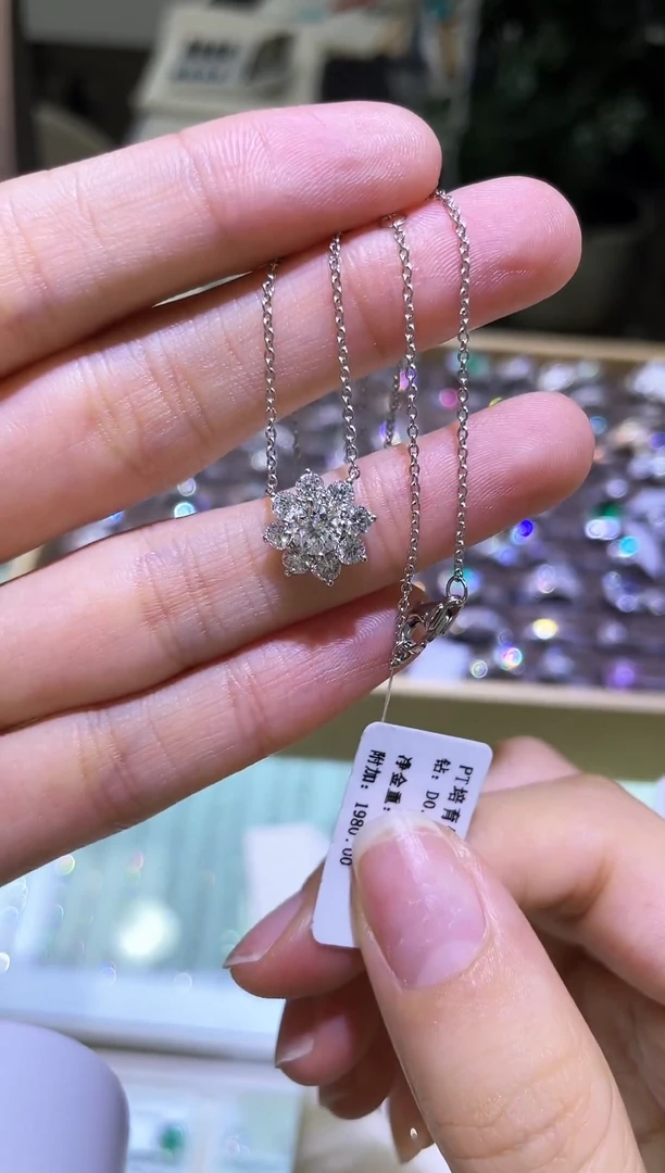 铂Pt950镶嵌颈饰合成钻石太阳花