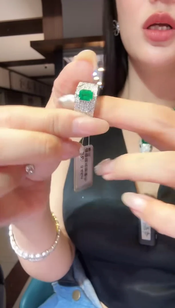 18K金镶嵌戒指祖母绿1.10ct