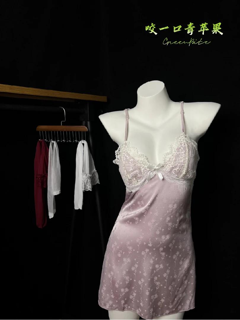 【GreenBite】水蜜桃- 粉色蕾丝烫花吊带睡裙性感纯欲柔弱美背