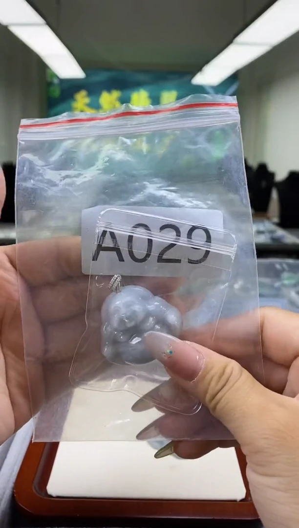 翡翠未镶嵌颈饰泡**?a029