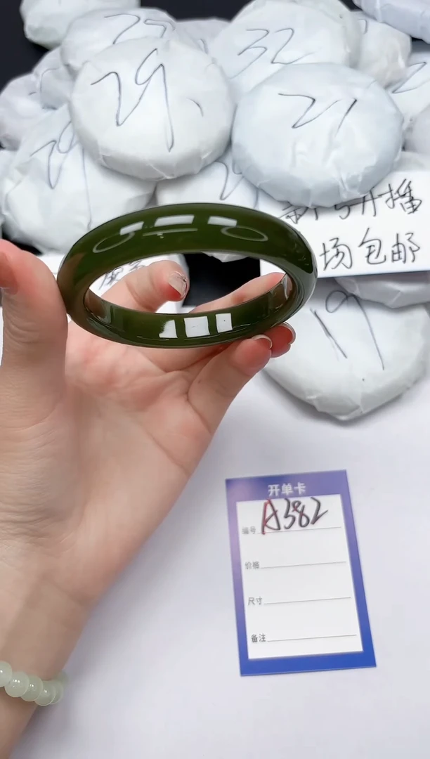 未镶嵌手镯石英质玉A382/61.1
