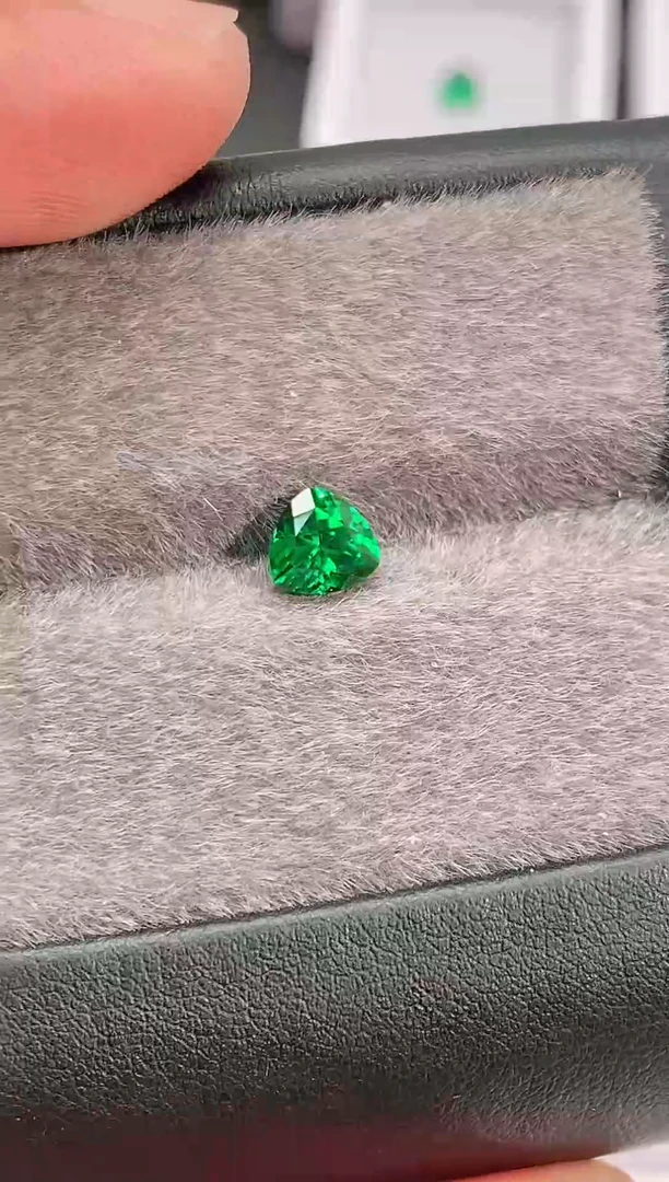 未镶嵌裸石石榴石（沙弗莱）1.2-4500天然沙弗莱