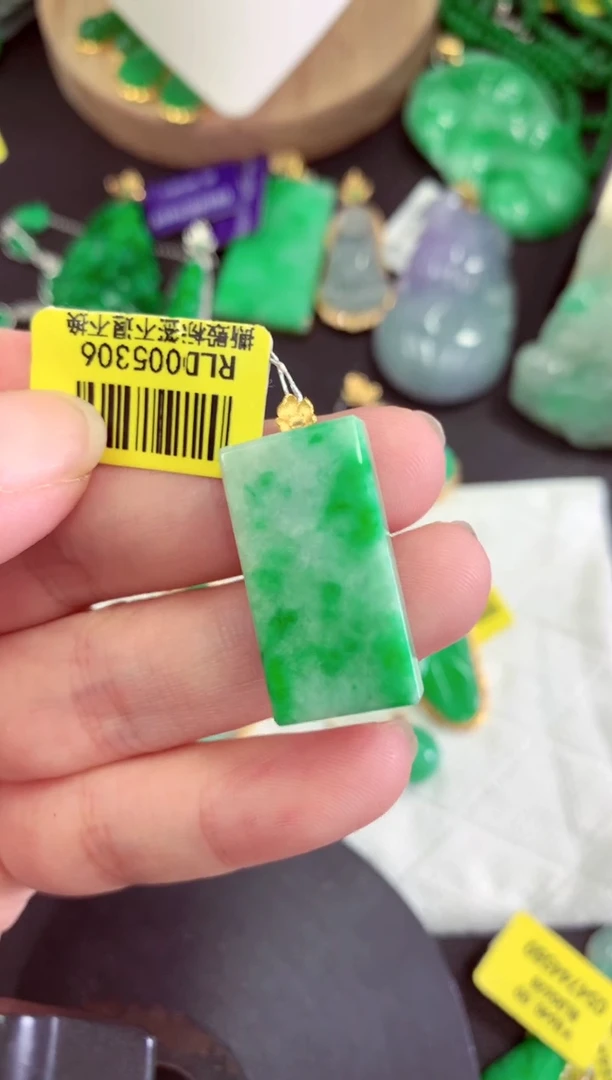 颈饰18K金镶嵌翡翠挂件