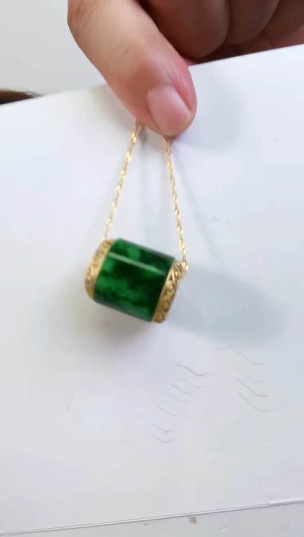 翡翠18K金镶嵌颈饰吊坠