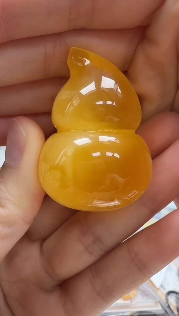 未镶嵌琥珀裸石如图