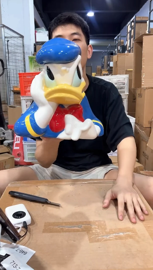 瓷片大号唐老鸭托腮带盖罐