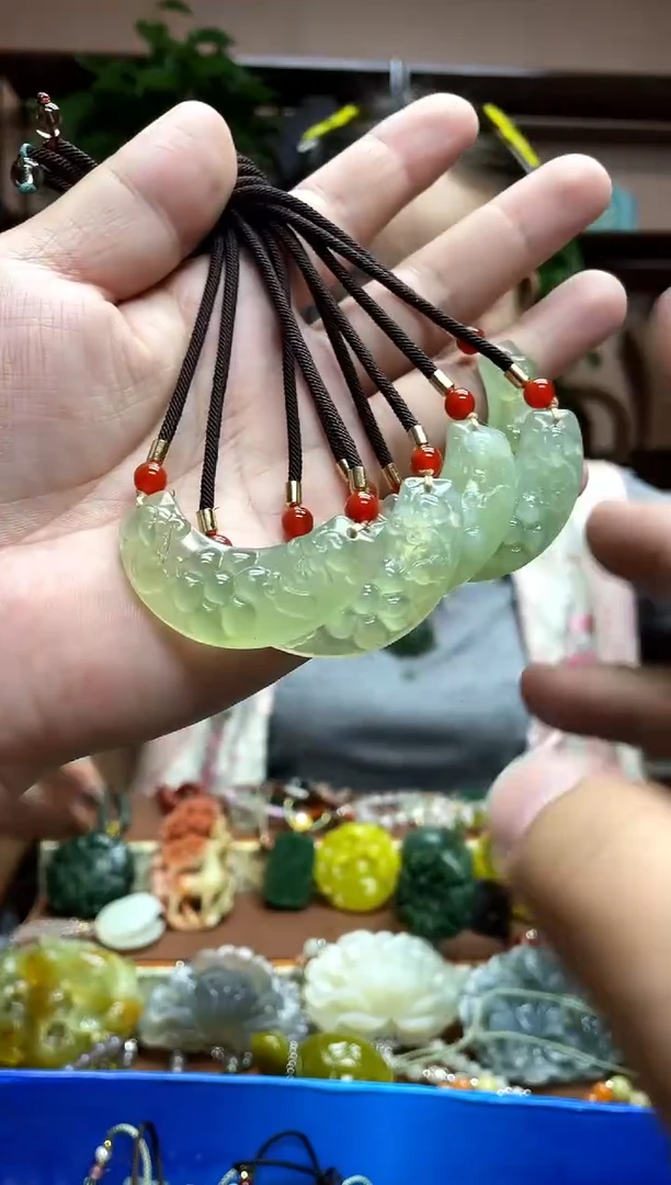 未镶嵌岫玉颈饰多样性发货发其中之一